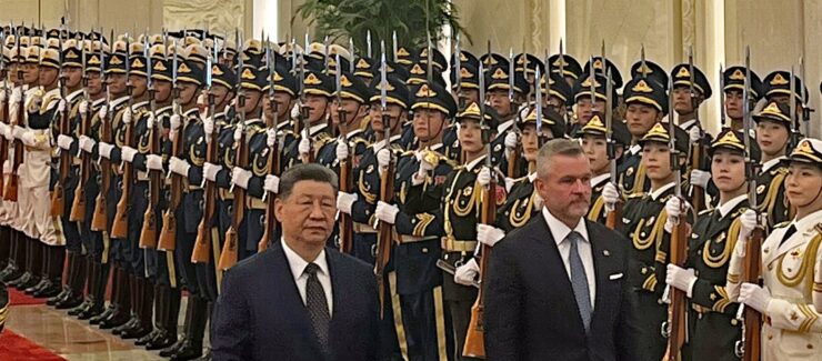 slovenský prezident Peter Pellegrini (vpravo) a čínsky prezident Si Ťin-pching