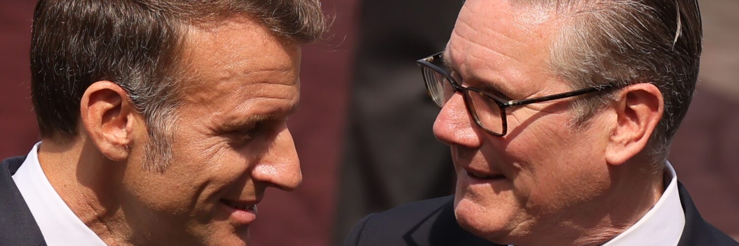 Francúzsky prezident Emmanuel Macron (vľavo) a britský premiér Keir Starmer