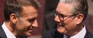 Francúzsky prezident Emmanuel Macron (vľavo) a britský premiér Keir Starmer