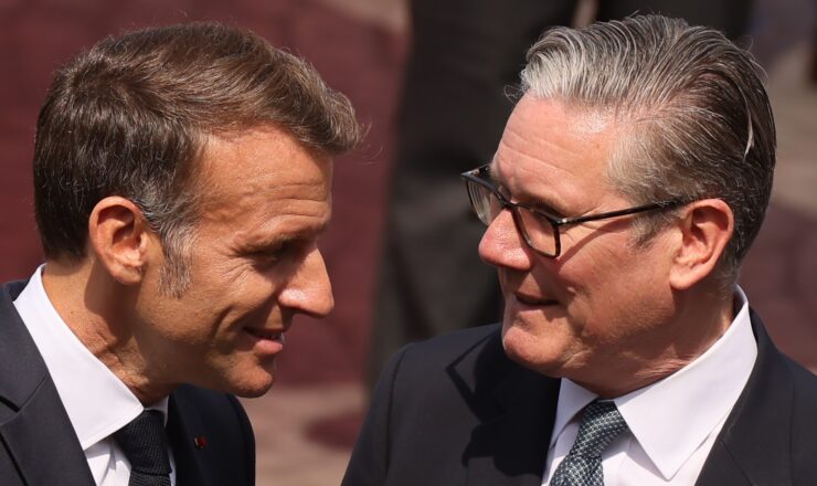 Francúzsky prezident Emmanuel Macron (vľavo) a britský premiér Keir Starmer