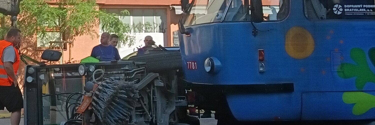 Na snímke nehoda cestného zametacieho vozidla s električkou