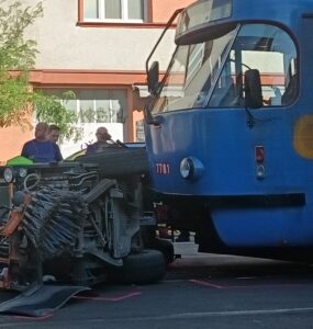 Na snímke nehoda cestného zametacieho vozidla s električkou