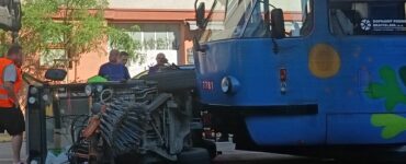 Na snímke nehoda cestného zametacieho vozidla s električkou