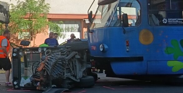 Na snímke nehoda cestného zametacieho vozidla s električkou