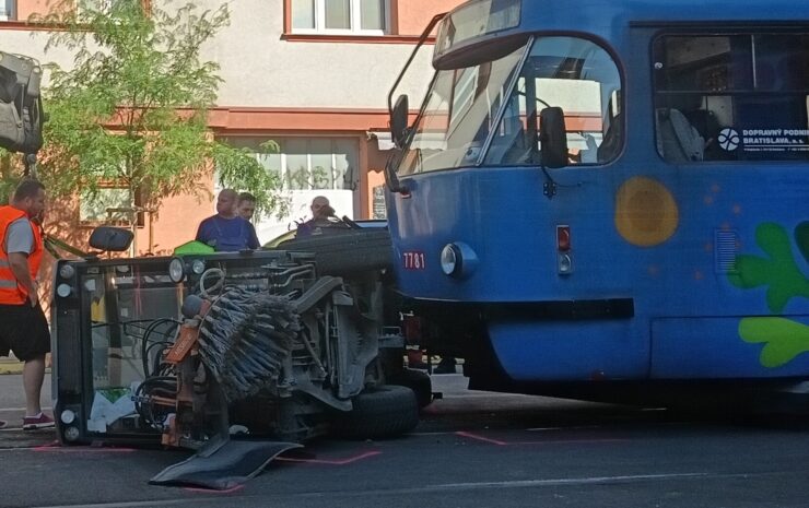 Na snímke nehoda cestného zametacieho vozidla s električkou