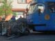 Na snímke nehoda cestného zametacieho vozidla s električkou